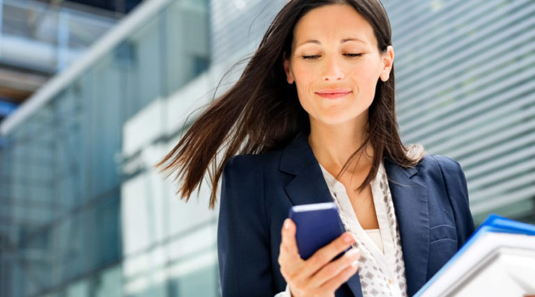 Une femme à la recherche d'une formation pour développer ses compétences