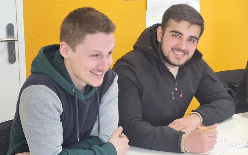 Deux apprentis participent à un atelier