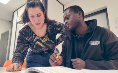 Un apprentis et sa formatrice